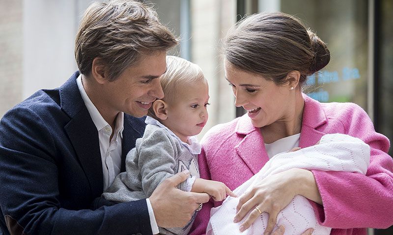 Carlos Baute y Astrid Klisans presentan a su segunda hija, Liene