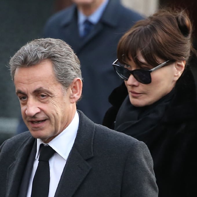 Nicolás Sarkozy, arropado por Carla Bruni y su hija en el entierro de su madre 