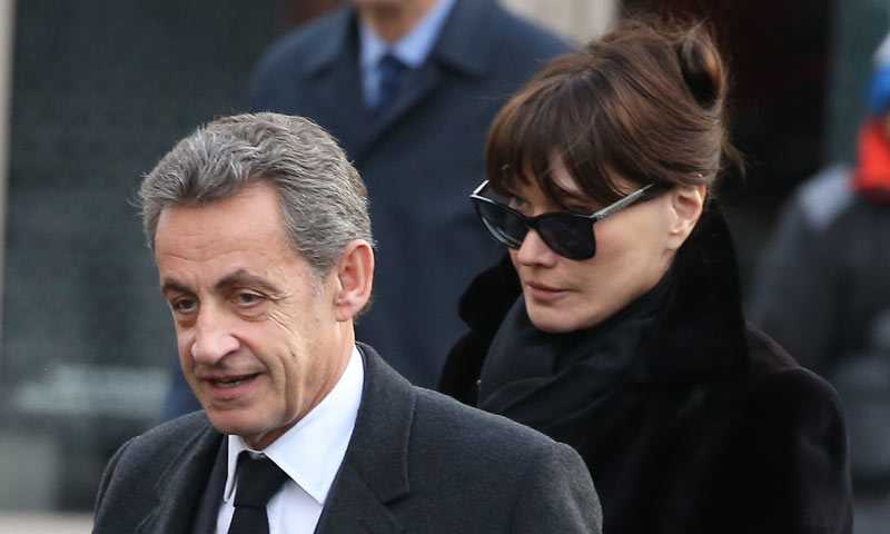 Nicolás Sarkozy, arropado por Carla Bruni y su hija en el entierro de su madre