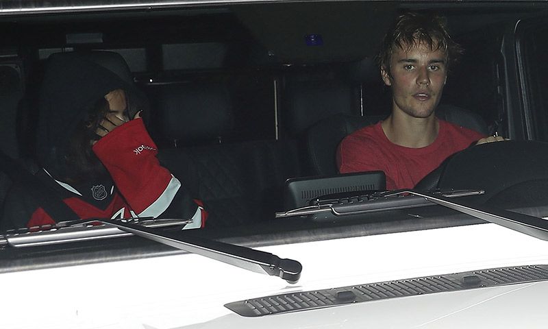 Justin Bieber acompaña a Selena Gomez a casa tras el revés de salud que ha sufrido la madre de la actriz