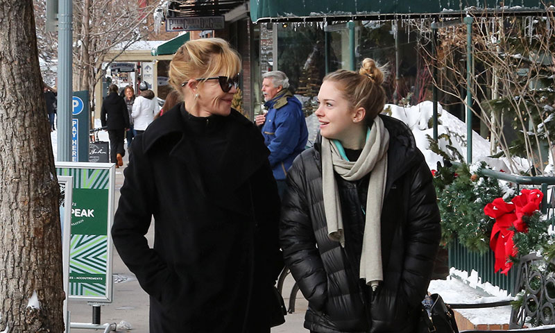 ¡Como en los viejos tiempos! Melanie Griffith y Stella del Carmen juntas en Aspen por Navidad