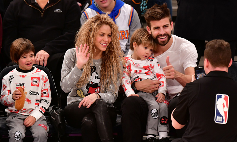 ¡Risas, besos y perritos calientes! Shakira y Piqué disfrutan del 'basket' con sus hijos