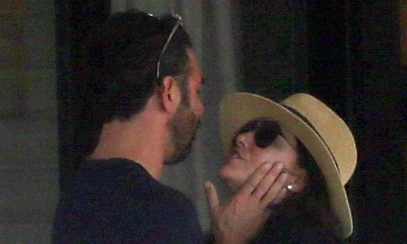 Eva Longoria y Pepe Bastón, gestos, caricias y sonrisas que lo dicen todo ante su próxima paternidad