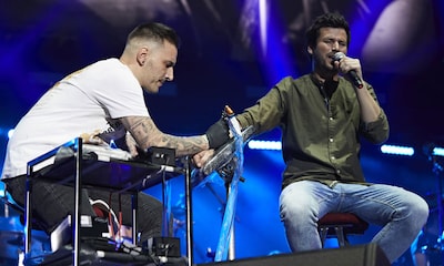 Willy Bárcenas, de Taburete, se tatúa en directo durante su concierto en Madrid
