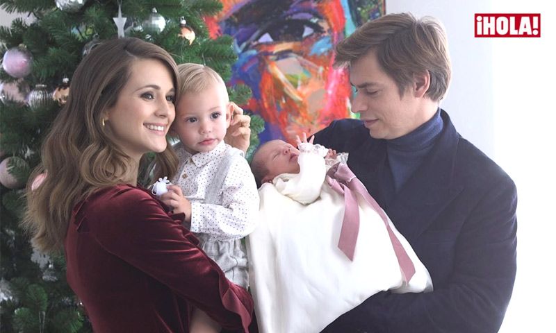 Carlos Baute y Astrid Klisans, risas y besos con sus dos hijos, Markuss y Liene, en su posado para ¡HOLA!