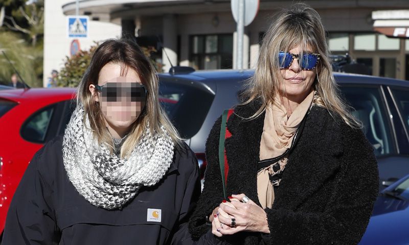 Arancha de Benito y su hija, muy afectadas en la despedida de Diana Quer