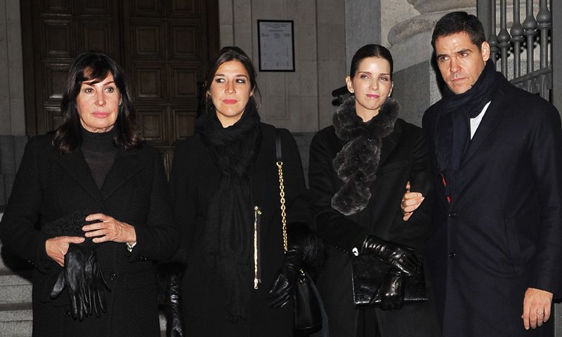Familiares y amigos acuden a la misa funeral para dar el último adiós a Carmen Franco