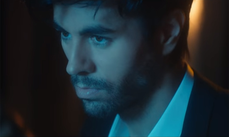 Enrique Iglesias está de estreno: Escucha su nuevo single 'El Baño'