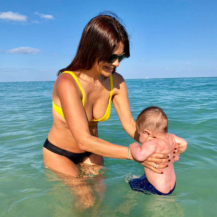 El primer baño en el mar de Elías, el hijo de María José Suárez