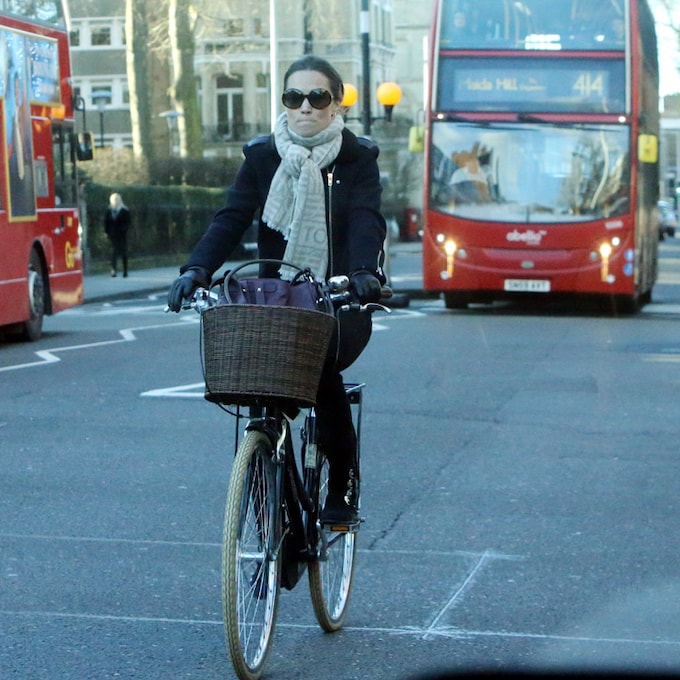 Pippa Middleton desafía al frío londinense con su bicicleta