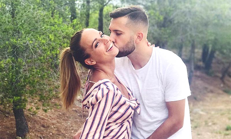 Jordi Alba y su novia Romarey Ventura han sido padres por primera vez