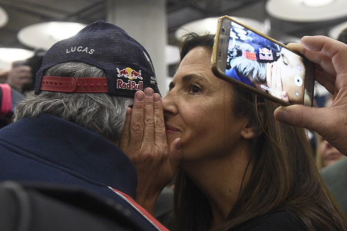 Resultado de imagen de Recibimiento Carlos Sainz hijo a carlos sainz padre aeropuerto madrid