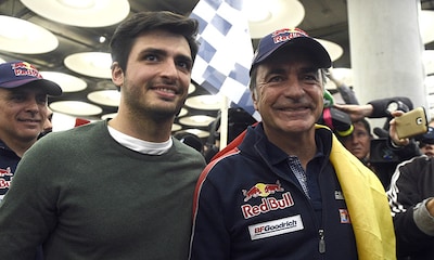 Carlos Sainz Jr. lidera el emocionante recibimiento a su padre, Carlos Sainz, a su llegada a Madrid