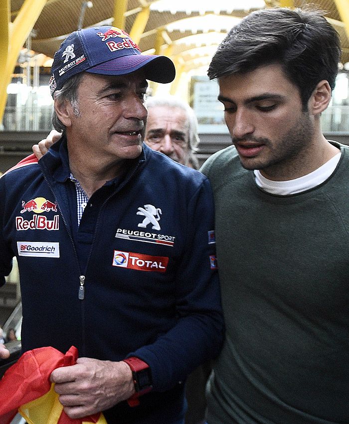 Resultado de imagen de Recibimiento Carlos Sainz hijo a carlos sainz padre aeropuerto madrid