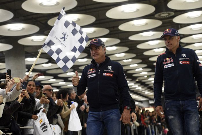 Resultado de imagen de Recibimiento Carlos Sainz hijo a carlos sainz padre aeropuerto madrid