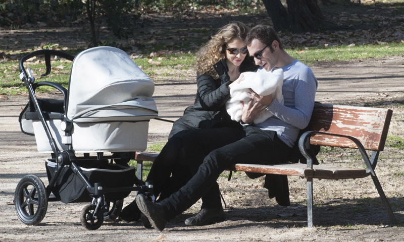 El primer paseo de Silvia Abascal y Xabier Murua con su pequeña Leona