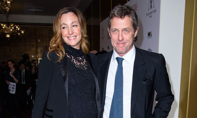 Hugh Grant y Anna Eberstein en los London Film Critics Circle Awards 