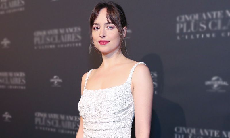 Dakota Johnson se va de estreno vestida de novia... ¿qué pensará Chris Martin?