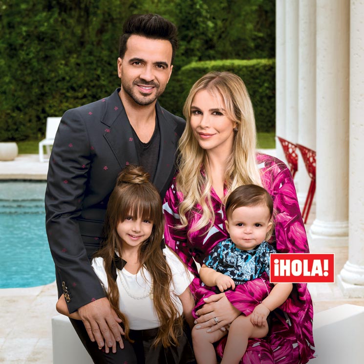 En ¡HOLA!, Luis Fonsi posa por primera vez con su familia en su casa de Miami