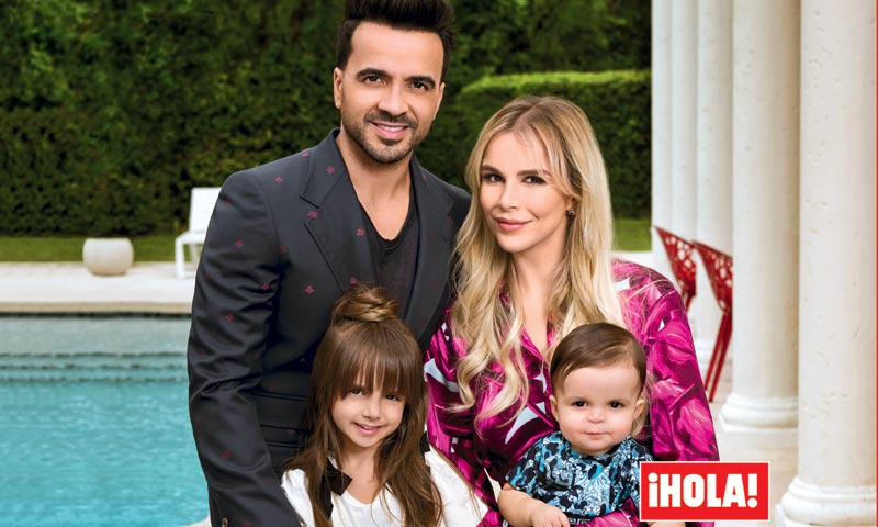 En ¡HOLA!, Luis Fonsi posa por primera vez con su familia en su casa de Miami
