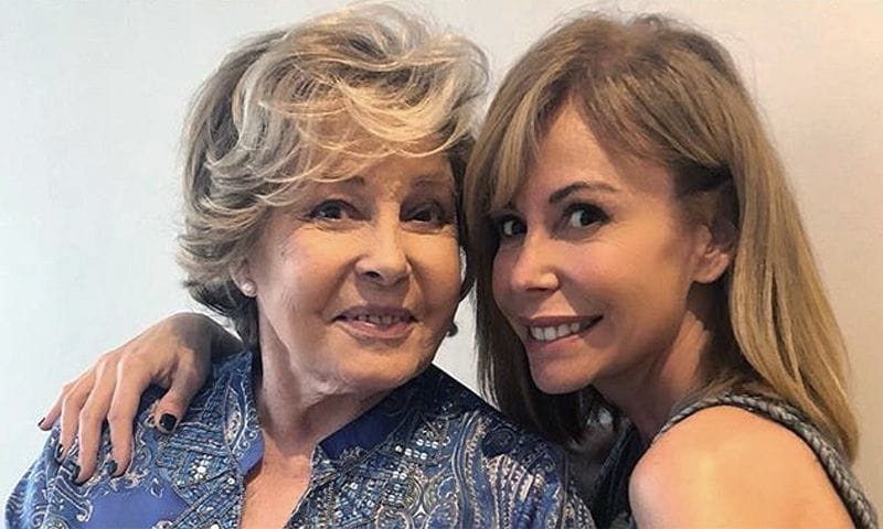 Lara Dibildos, feliz y emocionada en el 87º cumpleaños de su madre, Laura Valenzuela