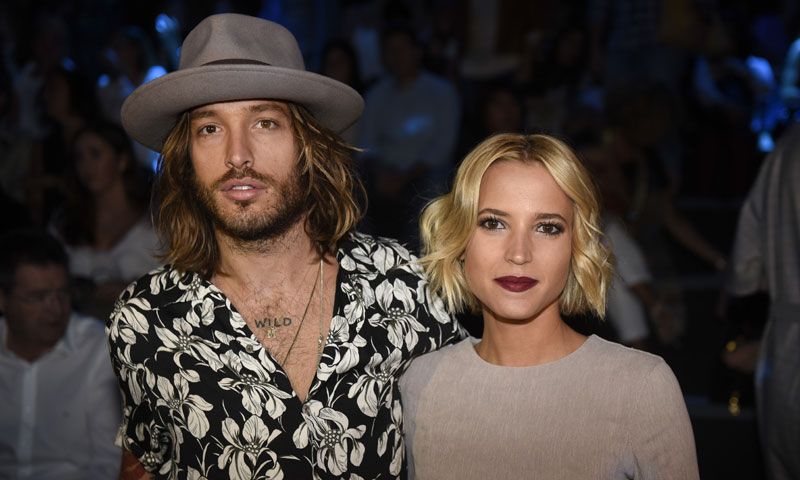 Ana Fernández 'juega a ser cantante' junto a su novio, Adrián Roma