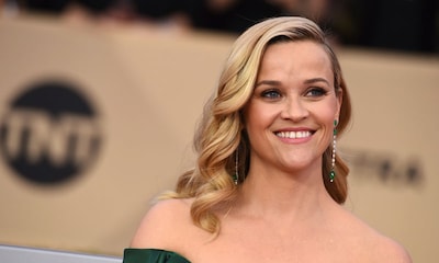 Reese Witherspoon arrasa en las redes limpiando (personalmente) su estrella de la fama