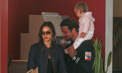 EXCLUSIVA: Irina Shayk y Bradley Cooper, dos padrazos de compras con la pequeña Lea