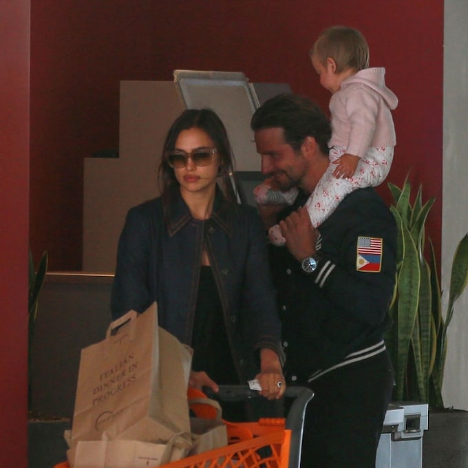 EXCLUSIVA: Irina Shayk y Bradley Cooper, dos padrazos de compras con la pequeña Lea