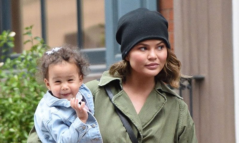Chrissy Teigen comparte orgullosa la primera imagen 3D de su hijo