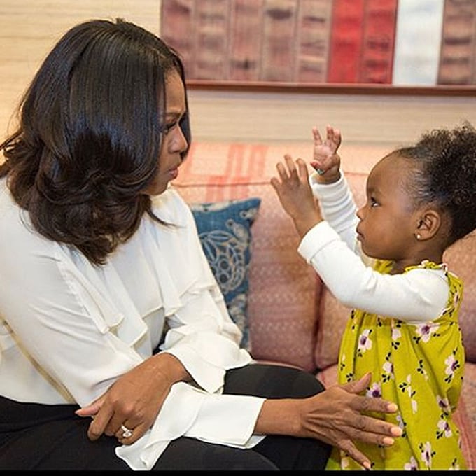 Michelle Obama y el emotivo encuentro con una niña que creyó que era una reina