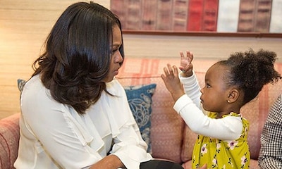 Michelle Obama y el emotivo encuentro con una niña que creyó que era una reina