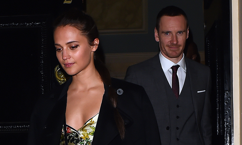 Alicia Vikander aprovecha el 'look' de la alfombra roja para una cena con Michael Fassbender