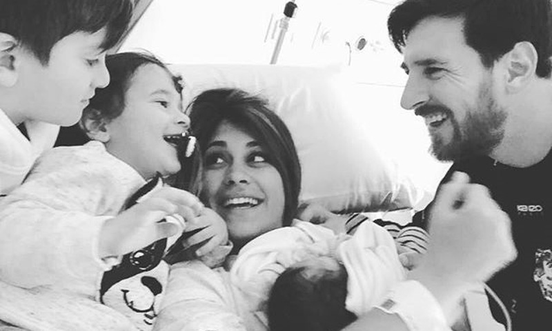 Primera foto de familia (numerosa) de Leo Messi y Antonela Roccuzzo con sus tres hijos