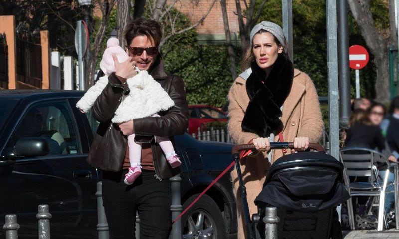 EXCLUSIVA: Manuel Carrasco y Almudena Navalón, dos felices papás de paseo con la pequeña Chloe