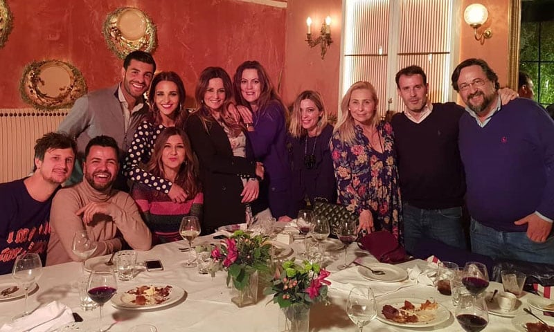 Paula Echevarría y Miguel Torres con un grupo de amigos