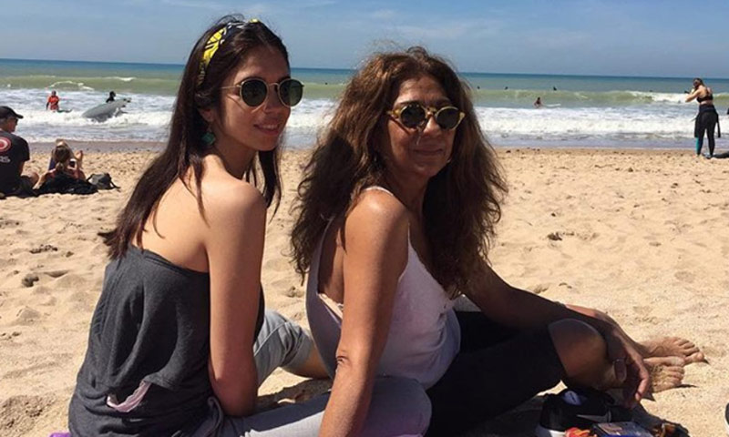 Elena Furiase pone rumbo a 'su paraíso' con su madre tras confirmar su embarazo