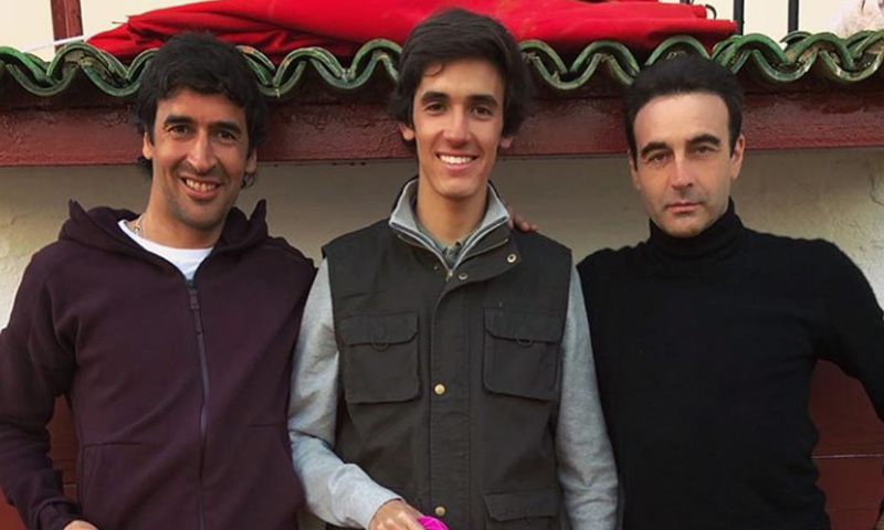 Raúl González torea con su hijo Jorge en la finca de Enrique Ponce