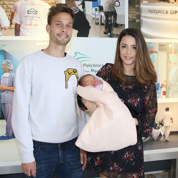 El fubolista Sergio Canales presenta a su primera hija, India