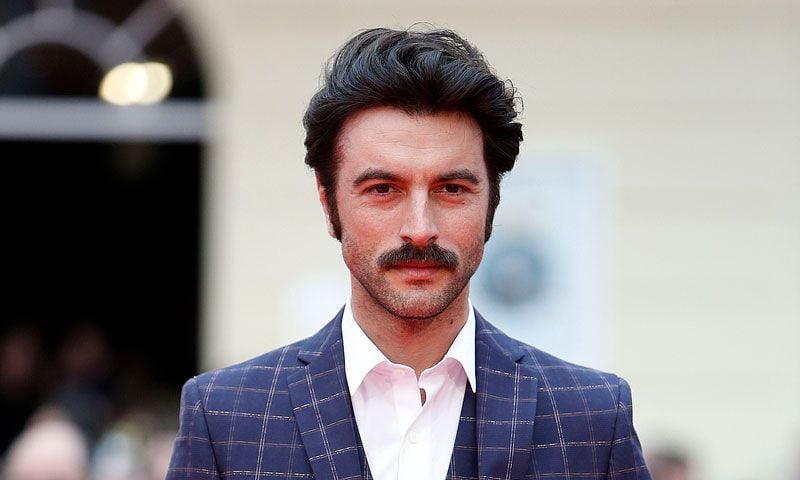 La familia 'Velvet' felicita a Javier Rey
