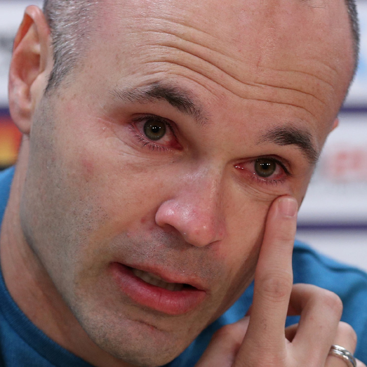 Andrés Iniesta, arropado por su familia, se despide entre lágrimas del Barça