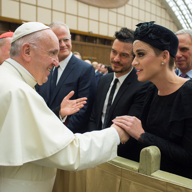 Katy Perry y Orlando Bloom oficializan su relación en un encuentro con el Papa Francisco