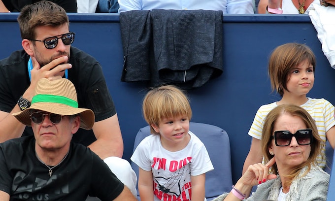 Gerard Piqué con sus hijos Milan y Sasha