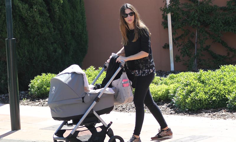 El primer paseo de Melissa Jiménez con su pequeña Abril