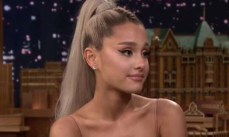 Ariana Grande, al borde del llanto en su reaparición televisiva