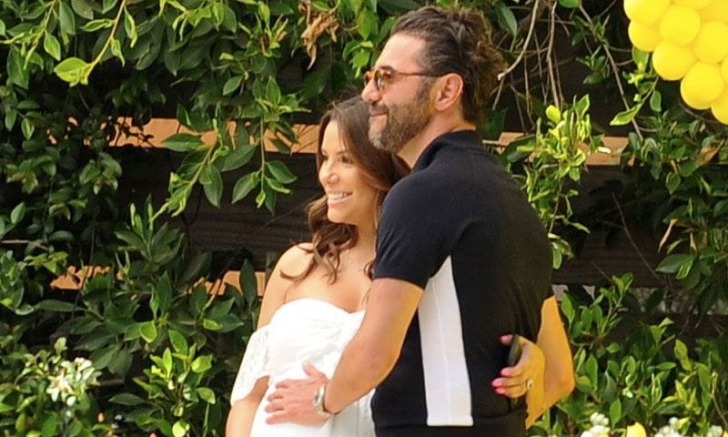 Eva Longoria celebra su 'baby shower' rodeada de flores y regalos