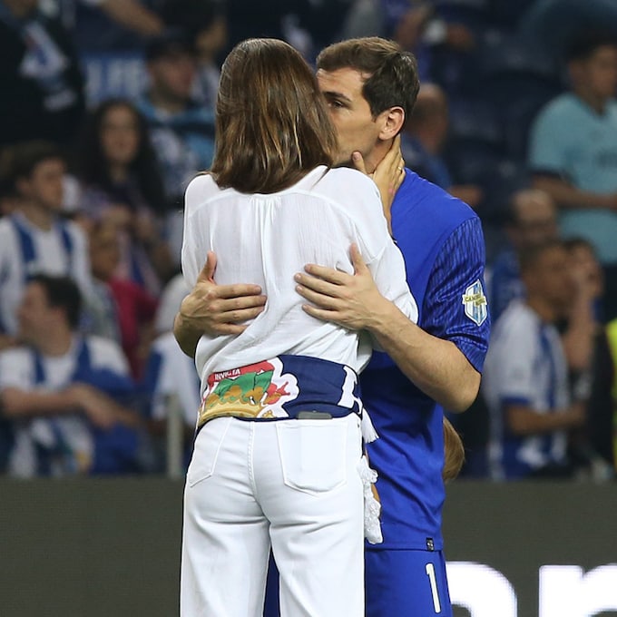 Iker Casillas y Sara Carbonero sellan con un apasionado beso el nuevo triunfo del portero