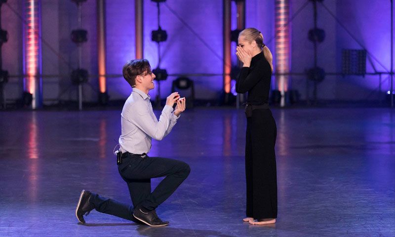 ¡Petición de matrimonio en directo! Una concursante de 'Fama a bailar' sorprendida por su novio