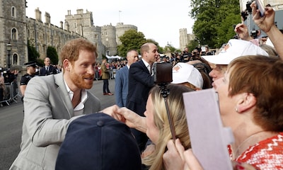 El príncipe Harry se da un baño de multitudes en las horas previas a su gran día con Meghan Markle