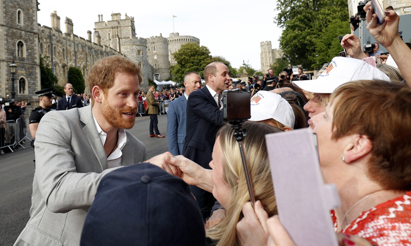 El príncipe Harry se da un baño de multitudes en las horas previas a su gran día con Meghan Markle